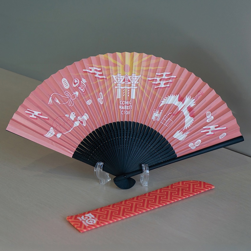 comiket_air's tweet photo. 【C108 50周年グッズ　No.5】
『コミケのヲうぎ』
¥1,500
両面張り仕様の7.5寸（約22.5cm）35間の本格的な紙扇子！
袋と化粧箱付きのしっかりとした作りの扇子となっております。
鶴🕊️と亀🐢が聖地で戯れるおめでたい絵柄でアナタに涼風をお届けします✨
#CMK50th #C108 https://t.co/bBHEHwLMJM