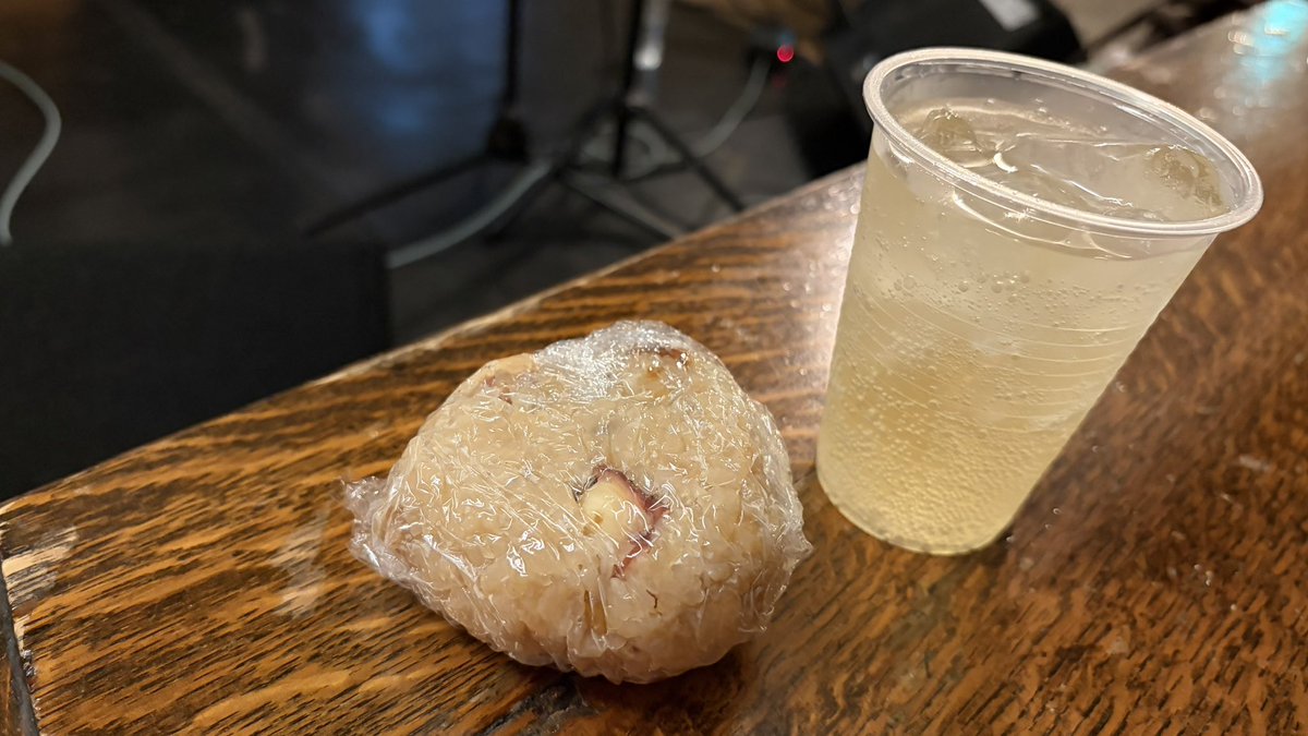 tomocombo's tweet photo. 7月ラストは #leafroom 格さんとナカノさんの2マン
どうしても遅刻だったけどどっちもすごい声量で平和でアツくて楽しかった!
格さんのおかげで(?)あなたに届けが久しぶりに聴けて感動
おむすび激うま🍙
#ナカノアツシ
#加藤格 https://t.co/s76yitPeau