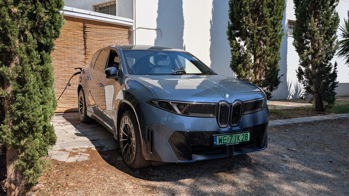 bderski's tweet photo. Dom na południu Włoch do którego przyjechaliśmy elektrykiem, ku naszemu zaskoczeniu ma nie tylko kolektory słoneczne i panele fotowoltaiczne na dachu, ale też magazyn energii elektrycznej i ładowarkę do aut elektrycznych. Ciepła woda, klimatyzacja, kuchnia indukcyjna, pompa basenowa i ładowanie samochodu działają za darmo, bo po panelach widać, że dawno się już spłaciły. Transformacja energetyczna dzieje się na całym świecie 💪