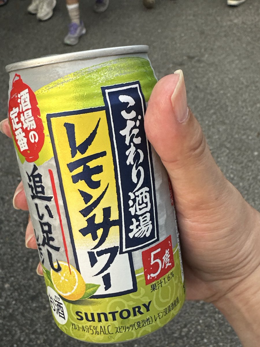 HandmadeNatalie's tweet photo. 習志野駐屯地のお祭り��、大人の嗜みを。
①お麦酒
②レモンサワー

はま寿司あたりでハイボール呑みたい…
そんな我が家は、花火待ち https://t.co/1IwFZ7hIFt