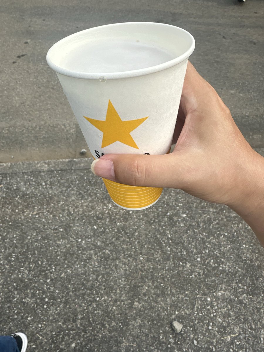 HandmadeNatalie's tweet photo. 習志野駐屯地のお祭り��、大人の嗜みを。
①お麦酒
②レモンサワー

はま寿司あたりでハイボール呑みたい…
そんな我が家は、花火待ち https://t.co/1IwFZ7hIFt