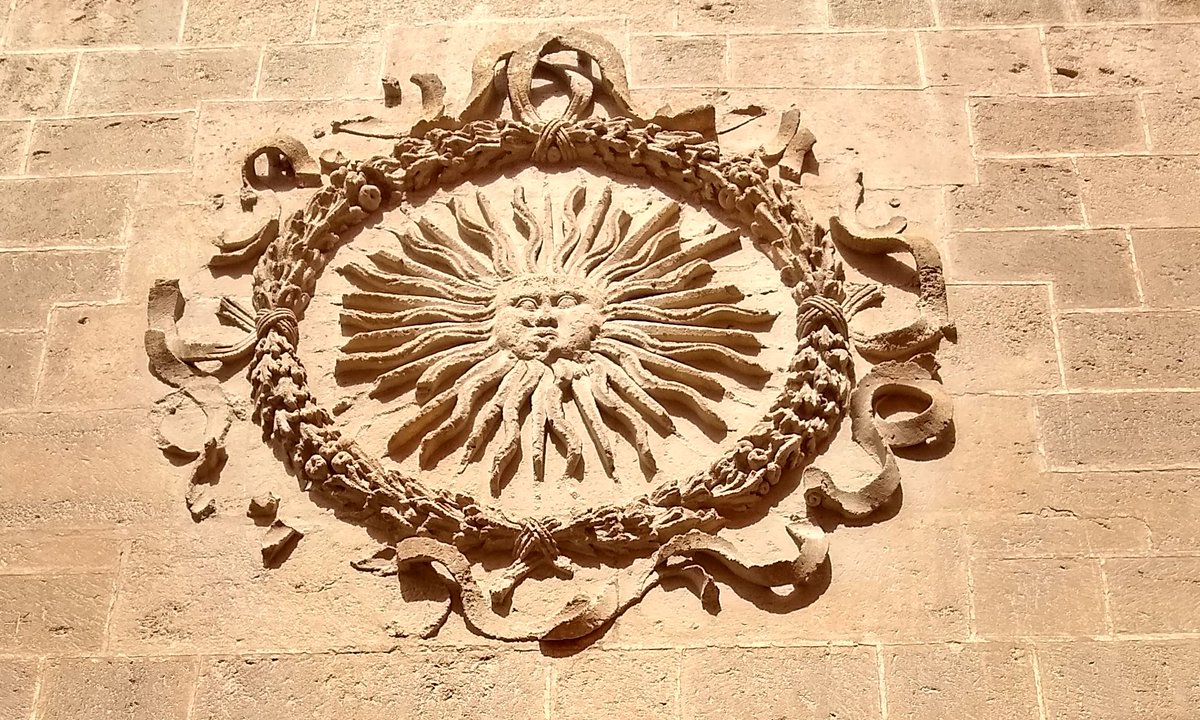 lucnahc's tweet photo. @El_Tuli007 @guisodevidrio @elksco1 @Ma_WuKong Qué tiene que ver el sol de mayo con el inca? Este sol está desde el año 1500 en la Catedral de Nuestra Señora de la Encarnación, en Almería. https://t.co/whUwILHIwH