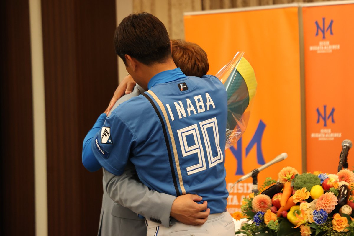 nippo_sports's tweet photo. 会見の最後には、日本ハム時代にともにプレーした稲葉篤紀２軍監督がサプライズで登場。#陽岱鋼 選手は涙をこらえられず抱擁しました。

会見では多くの選手や監督、コーチの名前を出して謝意を述べた陽選手。「出会いに恵まれた」と話していましたが、それは陽選手のお人柄あってこそだと思います。 https://t.co/zK4JCUs48c