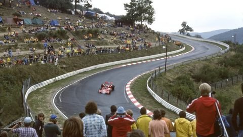 TheHardCompound's tweet photo. 2/3

...the last rites having severely burned his lungs &amp; face, Lauda returned just 6 weeks later at @Autodromo_Monza.

Chris Amon retired immediately after this incident.

**Caution - accident images to follow**

#F1 #Throwback #ferrari #Nurburgring #lauda https://t.co/uYKMhiNaYM