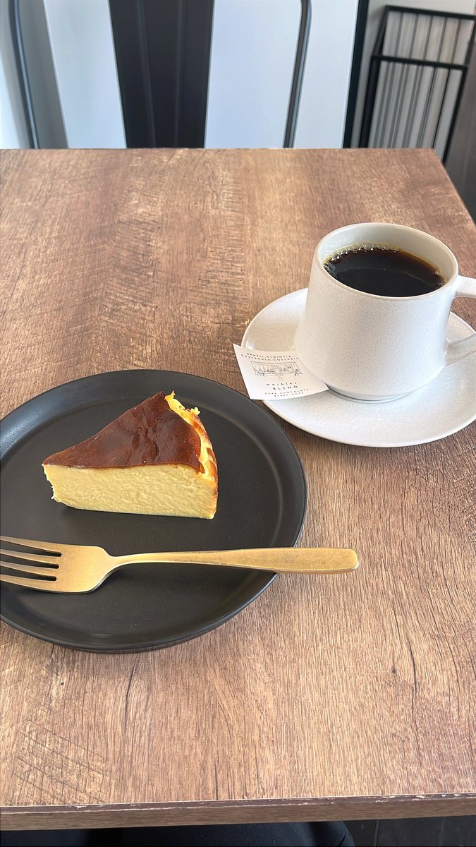 aramakijake490's tweet photo. 無事にベースカバー動画もアップしたし、制作を再開しようと気合いを入れてとりあえず朝昼ごはん（兼おやつ）をいただきに大好きなカフェに行きました。いつ行っても美味しくてBGM（主にUKロック）も最高。今日中にドラムの打ち込みを完成させたい！ https://t.co/3IofcPM9ih