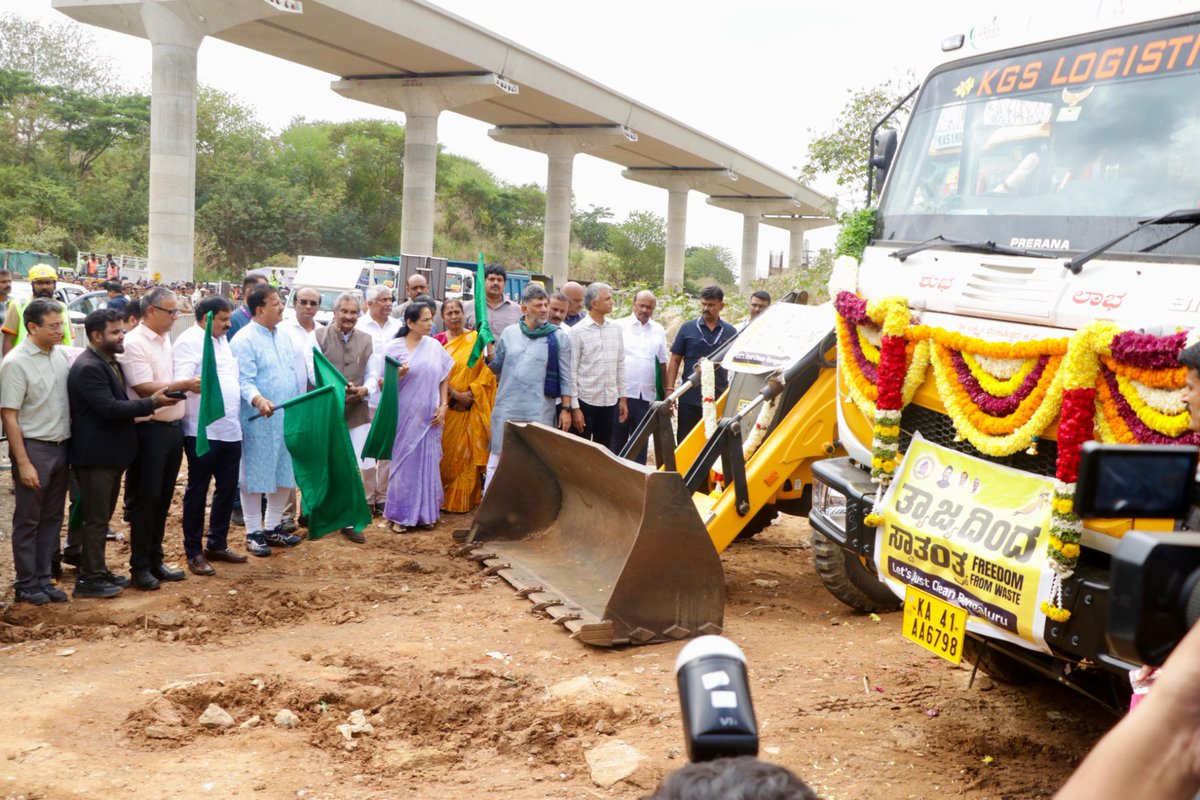 krishnabgowda's tweet photo. Inspired by the spirit of the month of August, Hon'ble CM @dkshivakumar_official has launched the Freedom From Waste campaign today.

On this occasion, many leaders including  Energy Minister @thekjgeorge, Union Minister @ShobhaBJP, MLAs @SRVishwanathBJP and @ac_srinivasaa, @GBAChiefComm M. Maheshwar Rao, @BlrCityPolice Commissioner Seemanth Kumar Singh were present.

#JustCleanBengaluru.