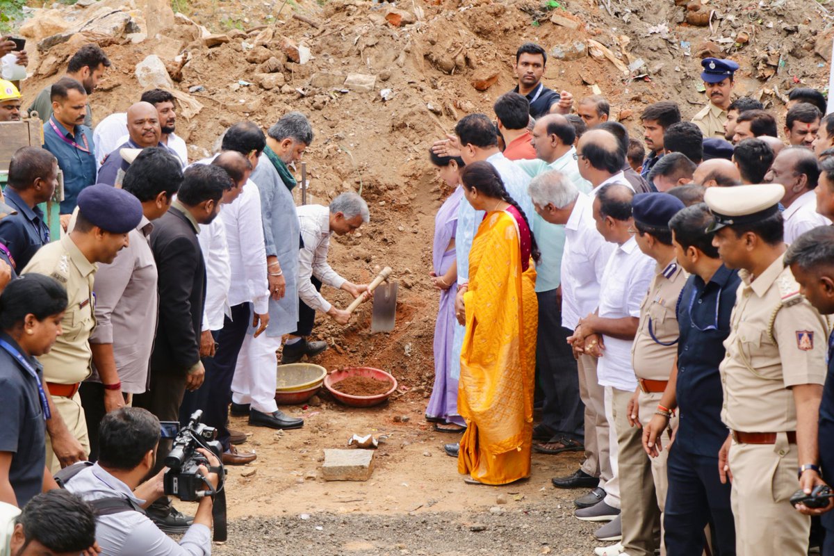 krishnabgowda's tweet photo. Inspired by the spirit of the month of August, Hon'ble CM @dkshivakumar_official has launched the Freedom From Waste campaign today.

On this occasion, many leaders including  Energy Minister @thekjgeorge, Union Minister @ShobhaBJP, MLAs @SRVishwanathBJP and @ac_srinivasaa, @GBAChiefComm M. Maheshwar Rao, @BlrCityPolice Commissioner Seemanth Kumar Singh were present.

#JustCleanBengaluru.