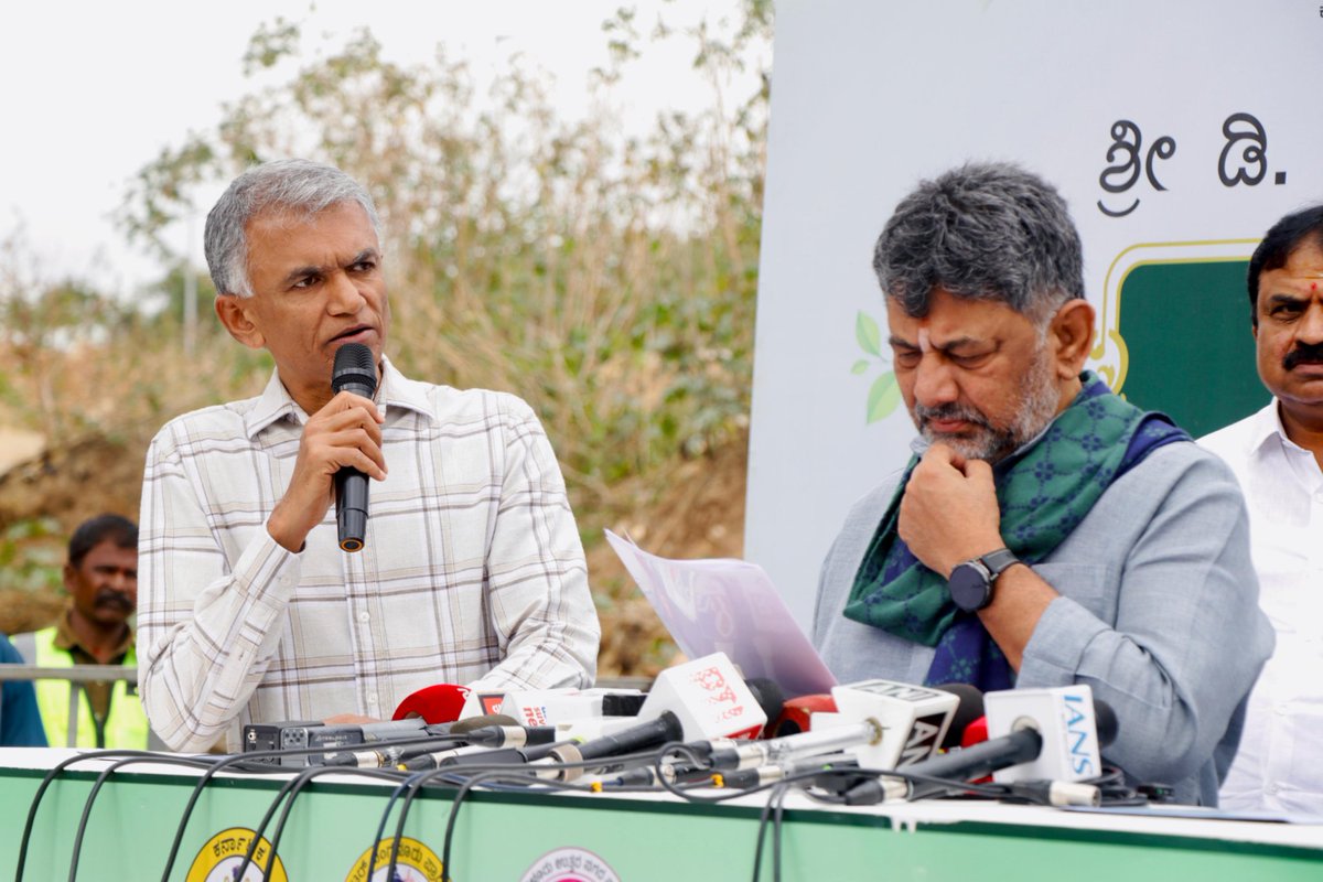 krishnabgowda's tweet photo. Inspired by the spirit of the month of August, Hon'ble CM @dkshivakumar_official has launched the Freedom From Waste campaign today.

On this occasion, many leaders including  Energy Minister @thekjgeorge, Union Minister @ShobhaBJP, MLAs @SRVishwanathBJP and @ac_srinivasaa, @GBAChiefComm M. Maheshwar Rao, @BlrCityPolice Commissioner Seemanth Kumar Singh were present.

#JustCleanBengaluru.