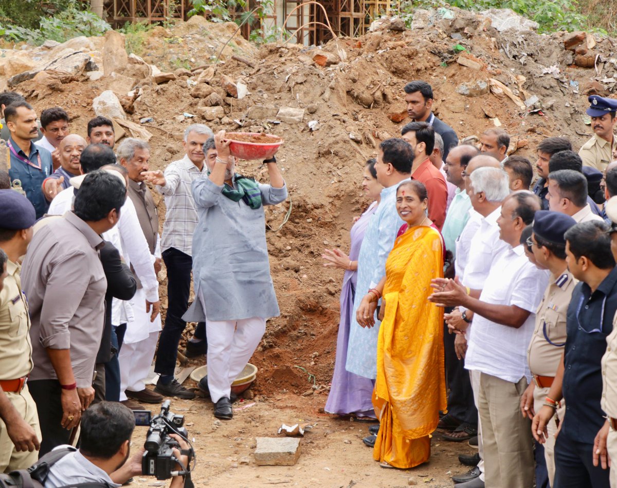 krishnabgowda's tweet photo. Inspired by the spirit of the month of August, Hon'ble CM @dkshivakumar_official has launched the Freedom From Waste campaign today.

On this occasion, many leaders including  Energy Minister @thekjgeorge, Union Minister @ShobhaBJP, MLAs @SRVishwanathBJP and @ac_srinivasaa, @GBAChiefComm M. Maheshwar Rao, @BlrCityPolice Commissioner Seemanth Kumar Singh were present.

#JustCleanBengaluru.