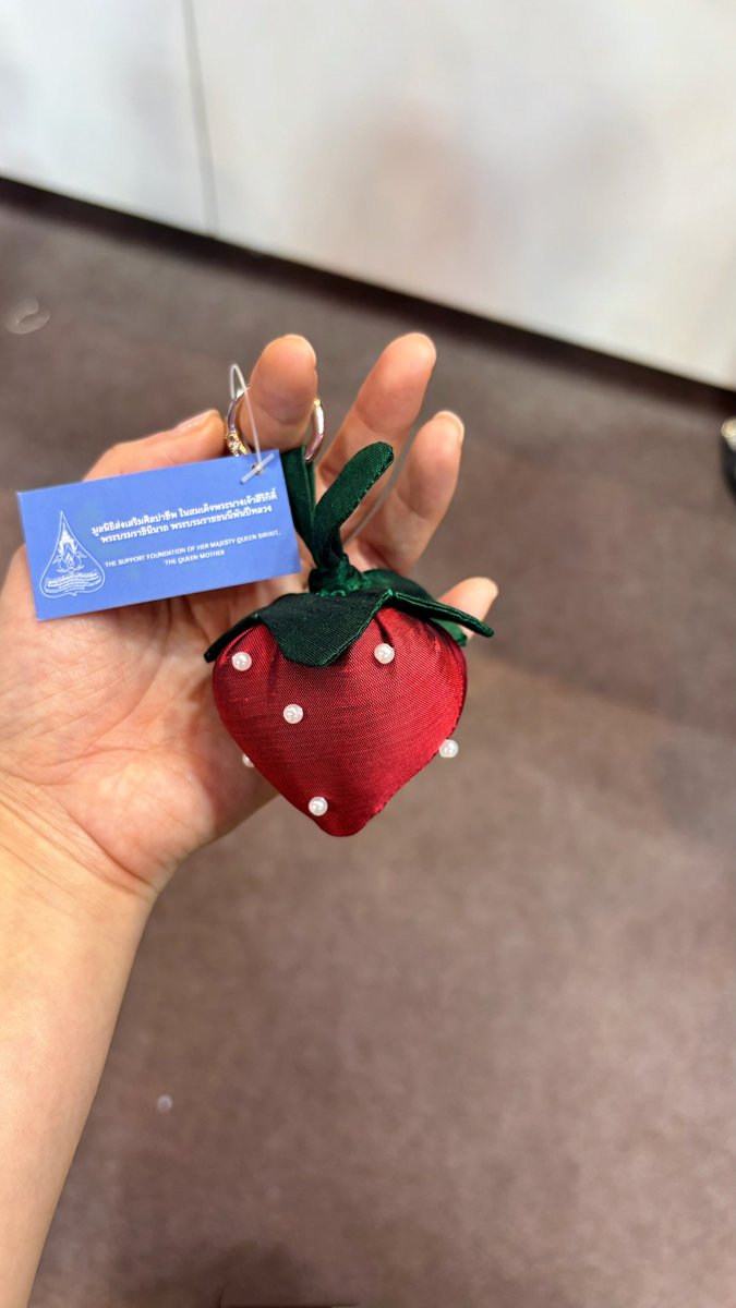 bkk_tailormade's tweet photo. エムスフィアでイベントやってる！

タイシルクのイチゴのキーホルダー120バーツでお買い得🍓🍓 https://t.co/Rwhxc34gym