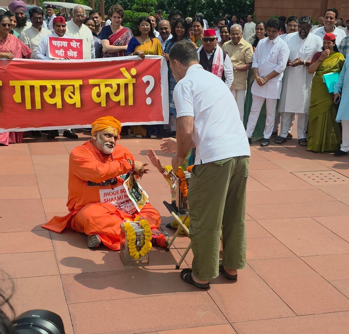 KapilMishra_IND's tweet photo. भगवा को अपमानित करना इनका सहज स्वभाव क्यों ?

क्या आतंकवादी घटनाओं के बाद इन्होंने मुल्ला मौलानाओं की ड्रेस और टोपी पहनकर प्रदर्शन किया कभी ? 

क्या इनकी हिम्मत है ऐसा प्रदर्शन इस्लाम के ख़िलाफ़ करने की ? 

हिंदू धर्म से इतनी नफ़रत क्यों ? https://t.co/B52cXGPb2j