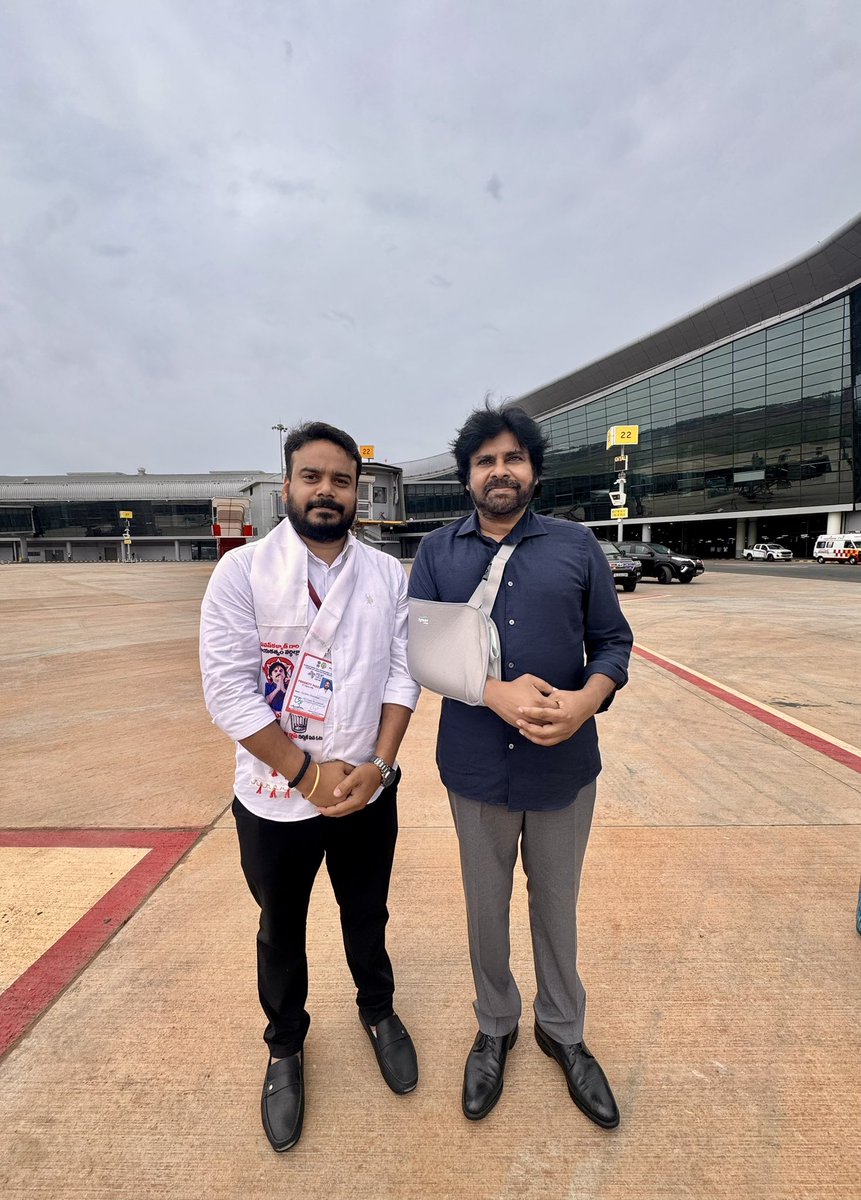 ChaituJSP's tweet photo. With My Boss our Beloved leader at Alluri Seetharamaraju International AirPort Opening Cermony at Bhogapuram… ❤️✊🏻 @PawanKalyan  @JanaSenaParty https://t.co/tTQ4bnaJtI