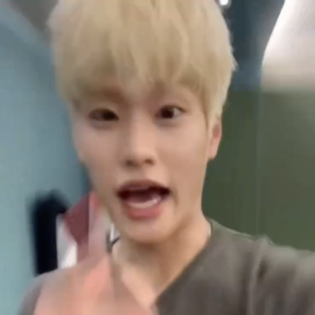 ddS2rii's tweet photo. 씹졸ㄹㄹㄹ귀   ㅇㅏ.......... https://t.co/4He9uL5gYd