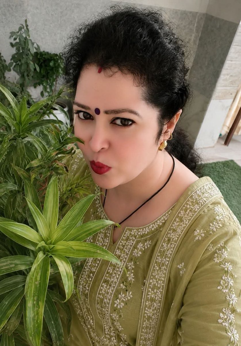 AshikDevar's tweet photo. संस्कारी औरतें @desi_bhabhi_xox पराए मर्द को तभी मौका देती हैं
जब उनके पति उनकी भरी जवानी को सही ढंग से नहीं लूट पाते है और उनकी जिस्म की आग को शांत नहीं कर पाते तभी भाभी जैसी औरते जोशीले मर्दों को मौका देती हे अपनी जिस्म की आग बुझाने लिए ऐसे में देवर ही घर में अच्छी सेवा करते है https://t.co/sfBuJbK2kv