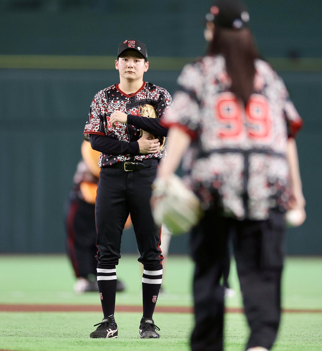 miyazaki_hochi's tweet photo. セレモニアルピッチ
を務めた横田真悠⚾️

と、ポーカーフェイスの竹丸📸 https://t.co/ANhk3HpmEx