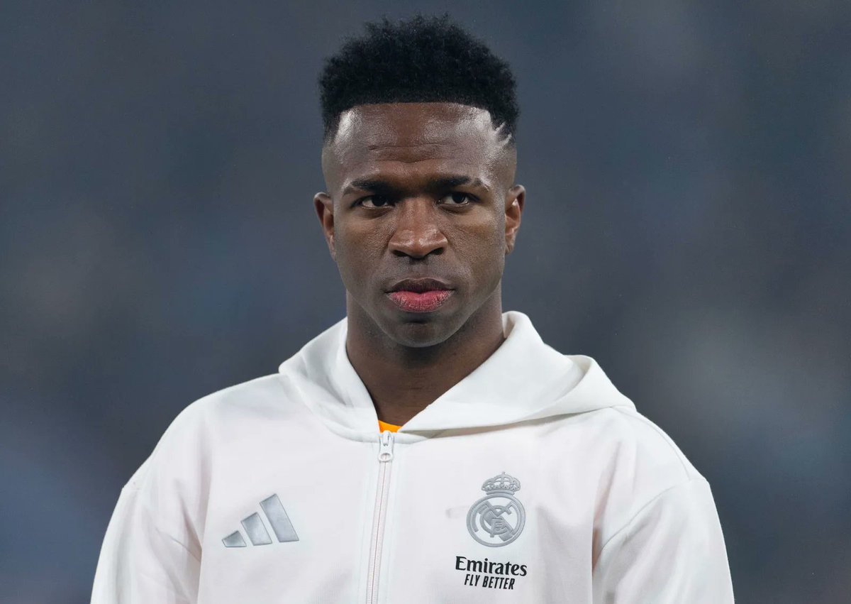 TouchlineX's tweet photo. 🚨 𝗠𝗔𝗝𝗢𝗥 𝗕𝗥𝗘𝗔𝗞𝗜𝗡𝗚: Vinicius Jr is now entering a CRUCIAL STAGE.

There will be talks in coming days over a possible extension, a free exit in 2027 or joining Arsenal RIGHT NOW.

— @David_Ornstein https://t.co/53yTfOIQIC