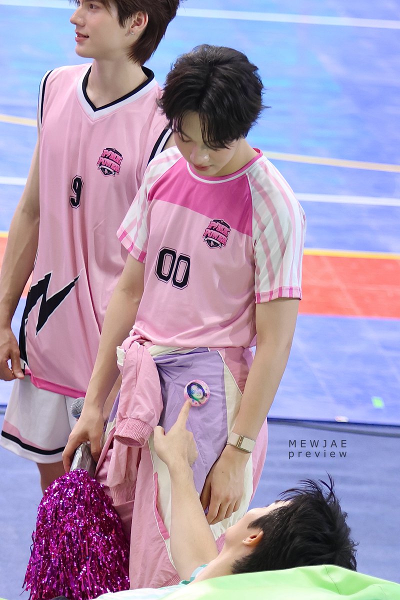 MEWJAExZEEPRUK's tweet photo. หมดแรงเล่นกีฬา แต่ยังมีแรงจีบเธอ

ZEENUNEW x ZON SUSU 
#กีฬาสีซีนุนิวสุดเจ๋ง

DOMUNDI SPORTS 2026
#DMDSportsDay2026 https://t.co/85EjPV0pjP