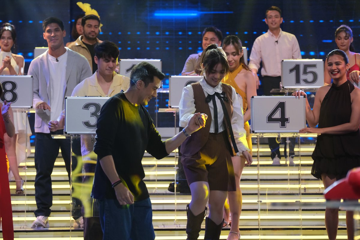 Kapamilya_DOND's tweet photo. Ikaw ang maglalaro ngayong gabi sa #KapamilyaDealOrNoDeal, Sharlene San Pedro! Mapanindigan kaya niya ang hawak na briefcase o baka naman iniisip niyang palitan ito? #KDONDKolette 💼☎️ https://t.co/2wT4rs8pcR