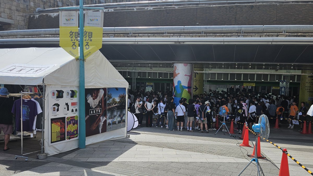 outsideskirt1's tweet photo. 今日はここからインターハイ準決勝！
早めに来たおかげで無事入場できたけど、会場は超満員。外は入場規制で長蛇の列😱
MQ氏デザインのグッズは無事GET！ ただ、バックプリントなので、今から持ってるリュックを全部捨てます🗑️ https://t.co/DfZGgKDdMJ