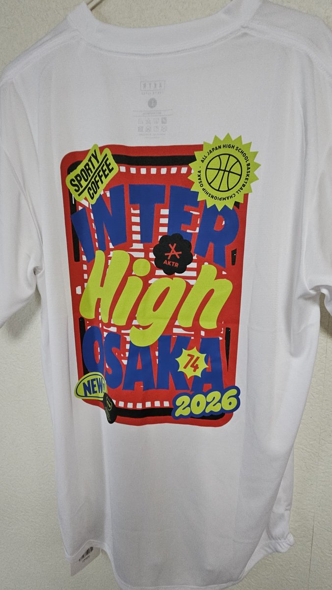 outsideskirt1's tweet photo. 今日はここからインターハイ準決勝！
早めに来たおかげで無事入場できたけど、会場は超満員。外は入場規制で長蛇の列😱
MQ氏デザインのグッズは無事GET！ ただ、バックプリントなので、今から持ってるリュックを全部捨てます🗑️ https://t.co/DfZGgKDdMJ