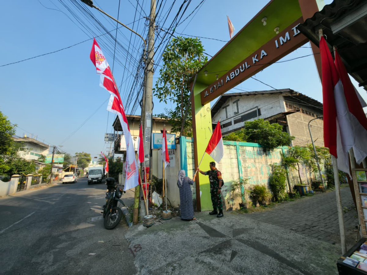 Dim0830's tweet photo. Sambut HUT ke-81 Kemerdekaan RI, Babinsa Koramil Rungkut Ajak Warga Kibarkan Merah Putih 

https://t.co/MrteBI0ddm https://t.co/pN6jpLi1us