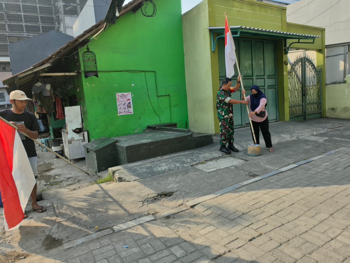 Dim0830's tweet photo. Sambut HUT ke-81 Kemerdekaan RI, Babinsa Koramil Rungkut Ajak Warga Kibarkan Merah Putih 

https://t.co/MrteBI0ddm https://t.co/pN6jpLi1us