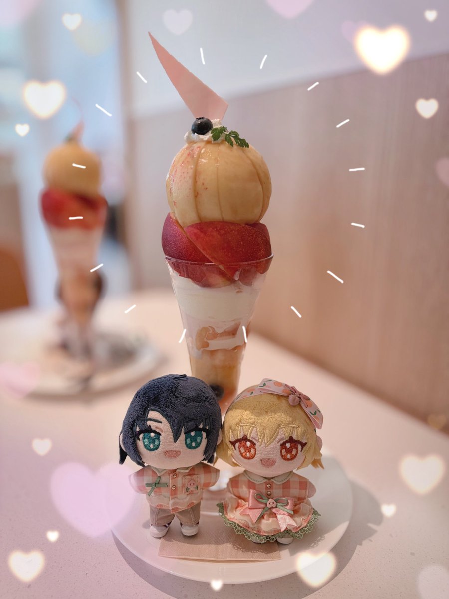 lilia_ness's tweet photo. 🍑パフェリベンジしてきた！！✨
あんま〜い😋🍑💕
テーブルの中にお花が咲いてるお店で
桃と紅茶のタルトも食べた🥧
おいしおいし🥰 https://t.co/e8T2Y6oCQ7