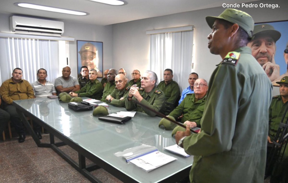 PedroOrtega111's tweet photo. El supuesto presidente, por quien el pueblo cubano no ha votado, Miguel Díaz-Canel, es visto reunido con militares del régimen en un salón climatizado con aire acondicionado, mientras el pueblo cubano sufre apagones diarios de 20 horas o más.
@DiazCanelB #Cuba https://t.co/Jz1ISAR4o4