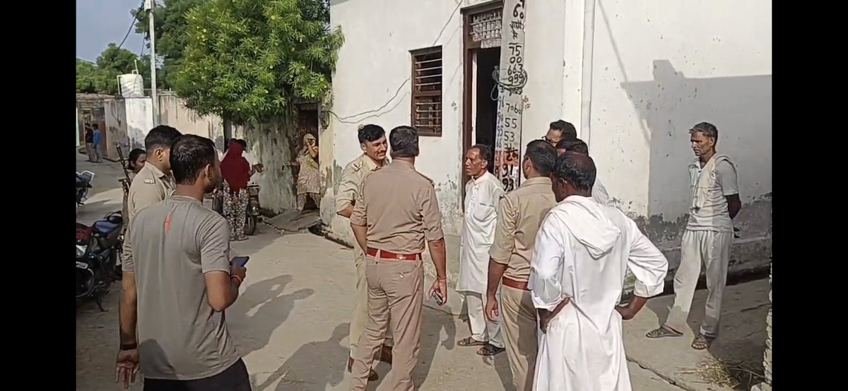 sharadmalik18's tweet photo. शामली अलर्ट
शामली में अपराधियों का तांडव, पुलिस सिर्फ "जांच जारी है" कहकर झाड़ रही पल्ला!

एक हफ्ते में हत्या, दहेज मौत, लूट, चेन स्नेचिंग और जेबकतरी से दहला जिला, बदमाश बेखौफ—पुलिस के हाथ अब भी खाली
शामली। उत्तर प्रदेश में कानून व्यवस्था को लेकर सरकार लगातार सख्ती के दावे कर रही है, लेकिन शामली जिले में बीते एक सप्ताह के दौरान हुई लगातार आपराधिक घटनाओं ने पुलिस की कार्यशैली पर गंभीर सवाल खड़े कर दिए हैं। हत्या, दहेज उत्पीड़न में युवती की मौत, दिनदहाड़े लूट, चेन स्नेचिंग, जेबकतरी और सरेराह मारपीट जैसी घटनाओं ने आम लोगों में दहशत का माहौल पैदा कर दिया है। सबसे बड़ी बात यह है कि अधिकांश मामलों में आरोपी अब तक पुलिस की गिरफ्त से बाहर हैं।
चार दिन पहले शामली रोडवेज बस स्टैंड पर एक पूर्व प्रधान की जेब से जेबकतरों ने दिनदहाड़े 30 हजार रुपये निकाल लिए। पूरी वारदात सीसीटीवी कैमरे में कैद होने के बावजूद पुलिस अब तक आरोपियों तक नहीं पहुंच सकी है।
इसी बीच मंदिर में पूजा कर घर लौट रही एक महिला से बाइक सवार बदमाशों ने चेन स्नेचिंग की वारदात को अंजाम दिया और फरार हो गए। पीड़िता ने पुलिस से कार्रवाई की गुहार लगाई, लेकिन अब तक कोई गिरफ्तारी नहीं हो सकी।
शनिवार को जिले में उस समय सनसनी फैल गई जब एक कबड्डी खिलाड़ी की गोली मारकर हत्या कर दी गई। इस घटना से पूरे इलाके में दहशत फैल गई और लोगों ने कानून व्यवस्था पर सवाल उठाए।
उधर, जिले में दहेज उत्पीड़न का भी एक दर्दनाक मामला सामने आया। एक नवविवाहिता की संदिग्ध परिस्थितियों में मौत हो गई। मायके पक्ष का आरोप है कि बुलेट मोटरसाइकिल की मांग पूरी न होने पर ससुराल पक्ष ने उसकी हत्या कर दी। पुलिस ने मामला दर्ज कर जांच शुरू कर दी है।
इसके अलावा दिनदहाड़े एक बाइक सवार युवक के साथ सड़क पर मारपीट कर उसकी चेन लूट ली गई। घटना के बाद बदमाश आराम से फरार हो गए और पुलिस सिर्फ जांच की बात करती रही।
इन लगातार वारदातों के बाद लोगों का आरोप है कि जिले में अपराधी बेखौफ होकर वारदातों को अंजाम दे रहे हैं, जबकि पुलिस हर घटना के बाद एक ही जवाब देती है—"टीमें गठित कर दी गई हैं, दबिश दी जा रही है, आरोपी जल्द गिरफ्तार होंगे।" लेकिन कई मामलों में एक सप्ताह से अधिक समय बीत जाने के बावजूद पुलिस के हाथ खाली हैं।
शहर और ग्रामीण क्षेत्रों में लगातार बढ़ रही घटनाओं से लोगों में भय का माहौल है। नागरिकों का कहना है कि यदि जल्द ही अपराधियों पर प्रभावी कार्रवाई नहीं हुई तो आमजन का पुलिस पर भरोसा कमजोर पड़ सकता है।

@CMOfficeUP 
@myogioffice 
@dgpup 
@adgzonemeerut 
@shamlipolice 
@dm_shamli 
@PmModi