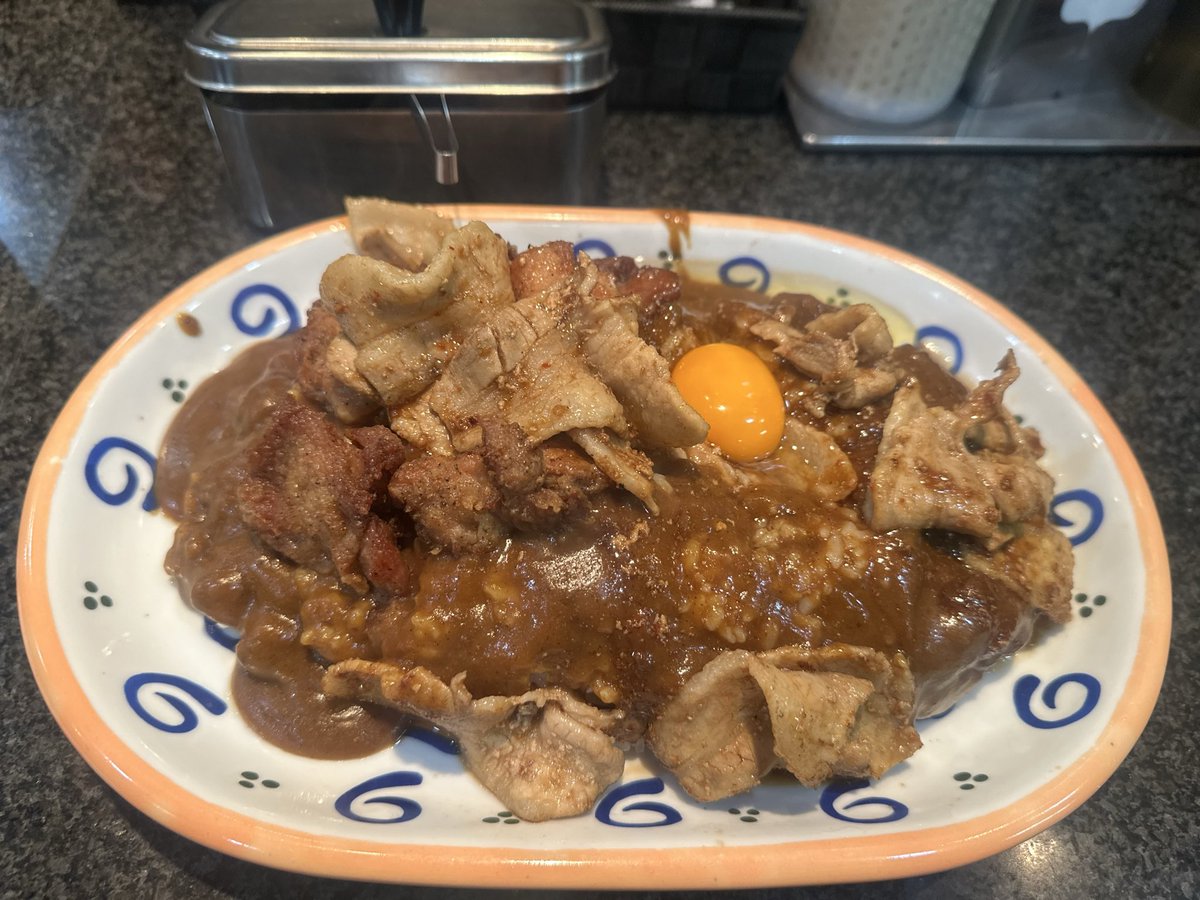 FIRE333333's tweet photo. 今日も暑い🔥🥵🔥ので辛いもの食べたくなりカレー食べにバーグまで……!

注文はスタミナカレー卵生に今週のおすすめの唐揚げTP行っときました😊
しかし……辛さマシわすれました泣

しかし～美味しかった
ご馳走様でした🙏

#スタミナカレーのバーグ https://t.co/CbKimSX0Td
