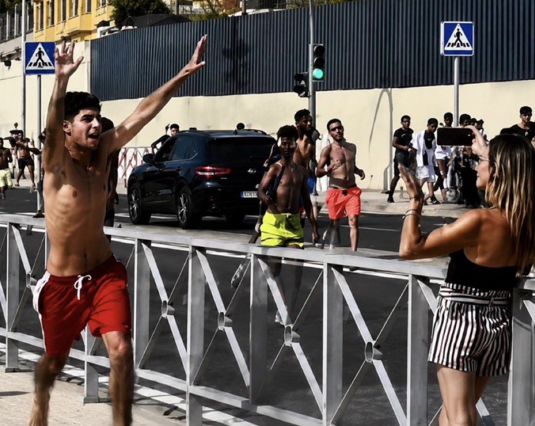 ArditoAspetto's tweet photo. Saranno le più stupide tra le donne a distruggere la civiltà. https://t.co/JJyG6yPnCl