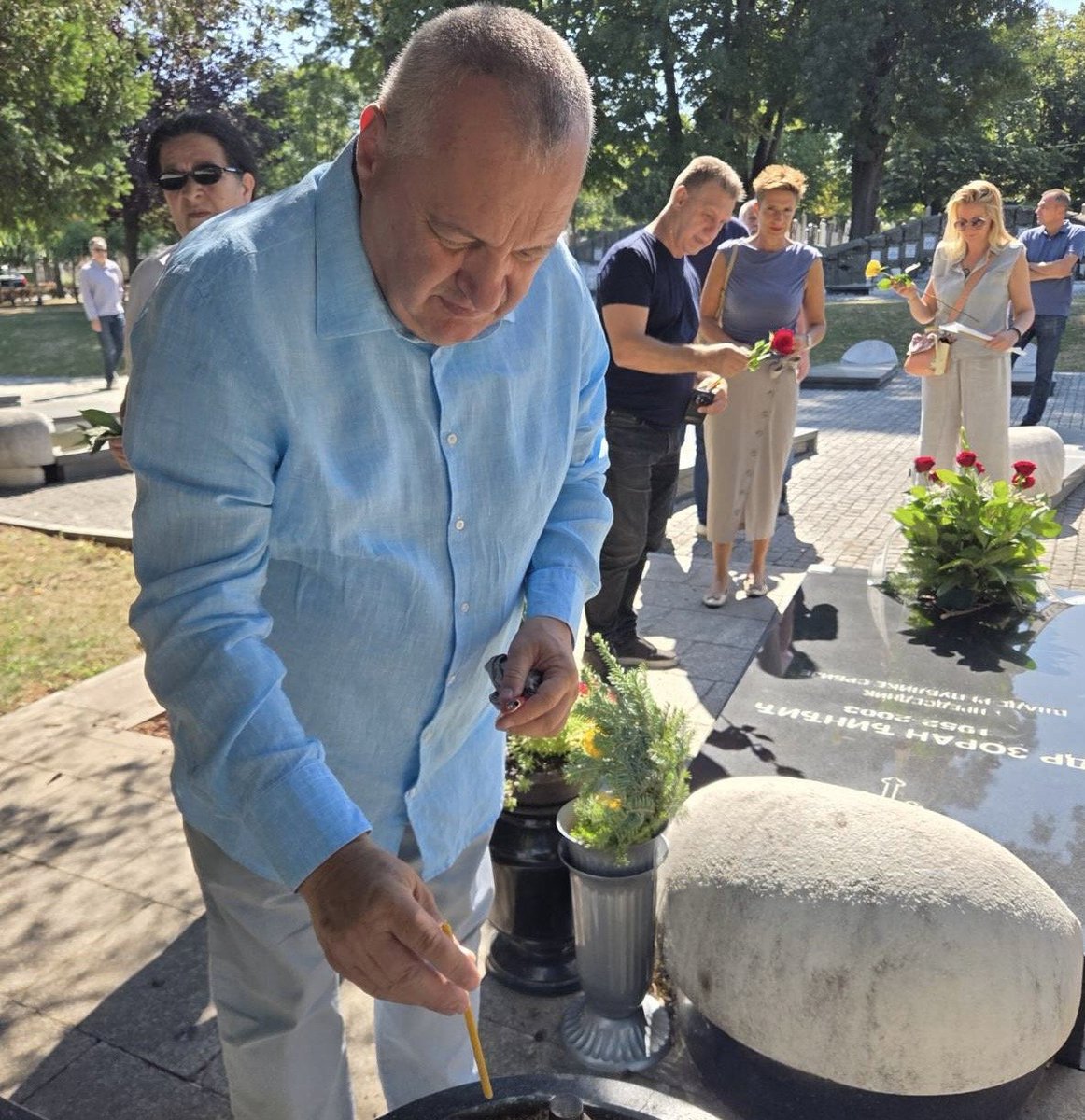 demokrate's tweet photo. Na dan rođenja Zorana Đinđića, delegacija Demokratske stranke odala je poštu čoveku koji je Srbiji vratio veru da može biti moderna, evropska i demokratska država.

U vremenu kada su se građani, predvođeni studentima, podigli protiv režima koji je zarobio državu i u odbranu slobode, pravde i institucija, Đinđićeve ideje pokazuju koliko su i danas žive i važne.

Sećanje na Zorana obavezuje nas da od borbe za takvu Srbiju ne odustanemo.