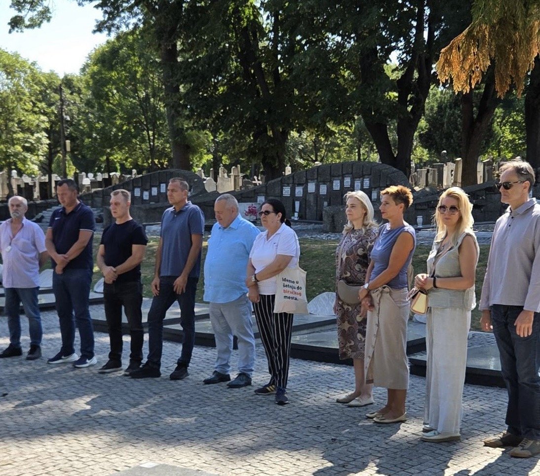 demokrate's tweet photo. Na dan rođenja Zorana Đinđića, delegacija Demokratske stranke odala je poštu čoveku koji je Srbiji vratio veru da može biti moderna, evropska i demokratska država.

U vremenu kada su se građani, predvođeni studentima, podigli protiv režima koji je zarobio državu i u odbranu slobode, pravde i institucija, Đinđićeve ideje pokazuju koliko su i danas žive i važne.

Sećanje na Zorana obavezuje nas da od borbe za takvu Srbiju ne odustanemo.