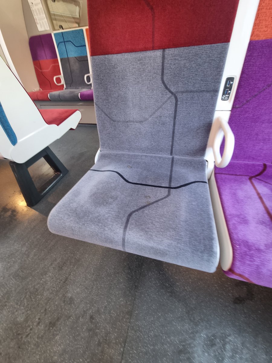 jasonyfrenchjay's tweet photo. @RERD_SNCF  ( le mée à melun) mais c est devenu deguelasse pour un nouveau. 😡 https://t.co/oN15kPdOmD