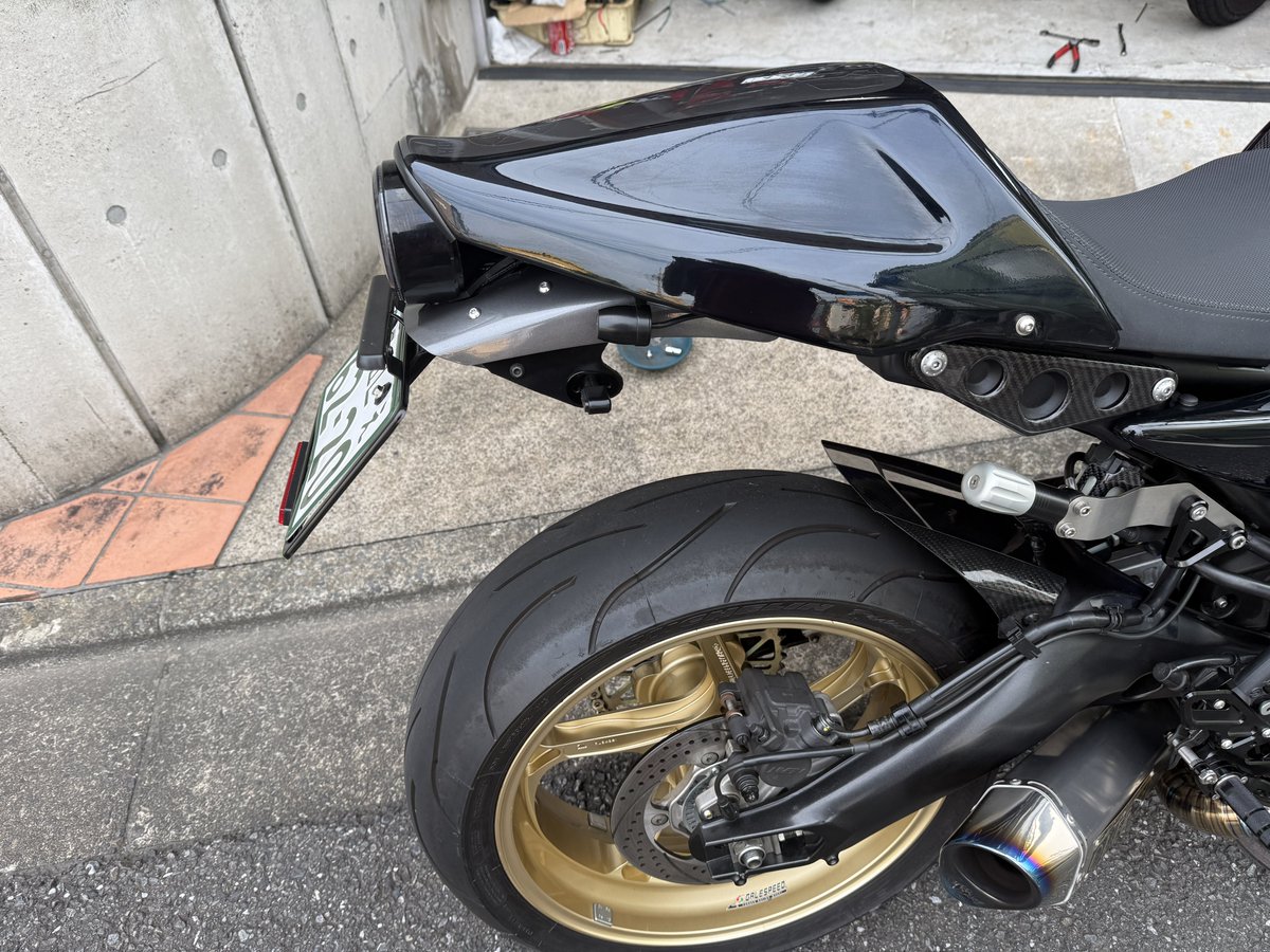 kokichikun's tweet photo. リハビリという名目のバイク弄り(w
マジカルのカーボンフェンダーから変更　軽くて凄く良かったんですが強度無くてスピード出てるとき勢いよくギャップ踏むとリフレクター(社外)を巻き込んじゃって二度ナンバー曲げ本体にもクラック入ったので交換しました

実はもう一個注文してるんですが来たら補強して使わないとあかんな