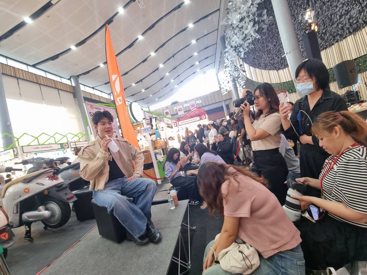 SaintFCOfficial's tweet photo. รวมพลหลังเวทีนะคะ ใครเพิ่งมารีบมาหา พูดคุยกับน้องเซ้นต์ค่ะ 

JAEW SAEB FUR X SAINT
#เซ้นต์แจ๋วแซ่บเฟ่อร์
#รวมสายกินมาฟินร้านเด็ด 
#แจ๋วแซ่บเฟ่อร์
#Saint_sup #MingEr https://t.co/UHDsW4UBaL