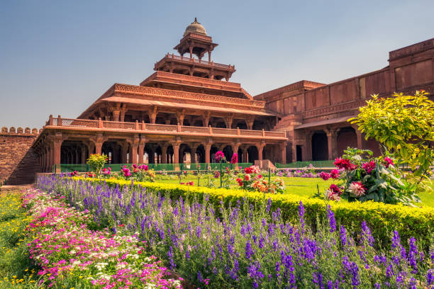 lbnBattuta's tweet photo. A 1590 Mughal manuscript shows the Emperor Akbar overseeing the creation of his new imperial palace, Fatehpur Sikri (City of Victory).

It still stands today as a World Heritage Site and is open to visitors. It honestly is one of the most beautiful palaces I've ever seen. https://t.co/T6wQ04weBw