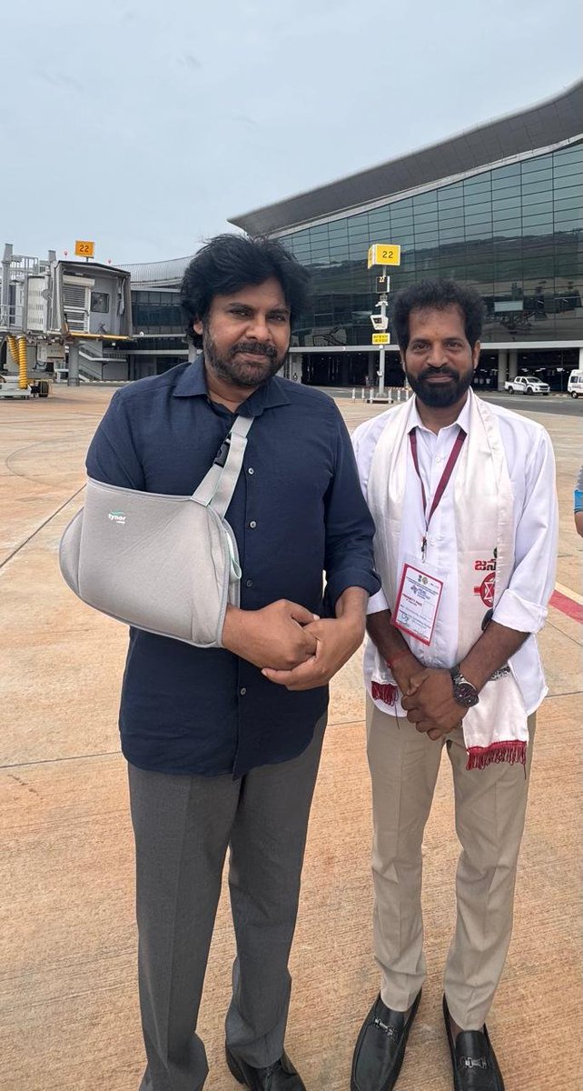 JSPSatishKumar's tweet photo. ఒక స్ఫూర్తి.ఒక వెలుగు.ఒక విప్లవం.
మన భారతదేశానికి దిక్సూచి.
ప్రజల ఆశయాలకు అండగా నిలిచే నాయకుడు.
నిజాయితీ, సేవే లక్ష్యంగా ముందుకు సాగే వ్యక్తిత్వం.ఆంధ్రప్రదేశ్ ఉపముఖ్యమంత్రి శ్రీ పవన్ కళ్యాణ్ గారిని అల్లూరి సీతారామరాజు అంతర్జాతీయ విమానాశ్రయం ప్రారంభం సందర్భంగా కలిసిన మధుర క్షణాలు https://t.co/TSnCuhzqXP