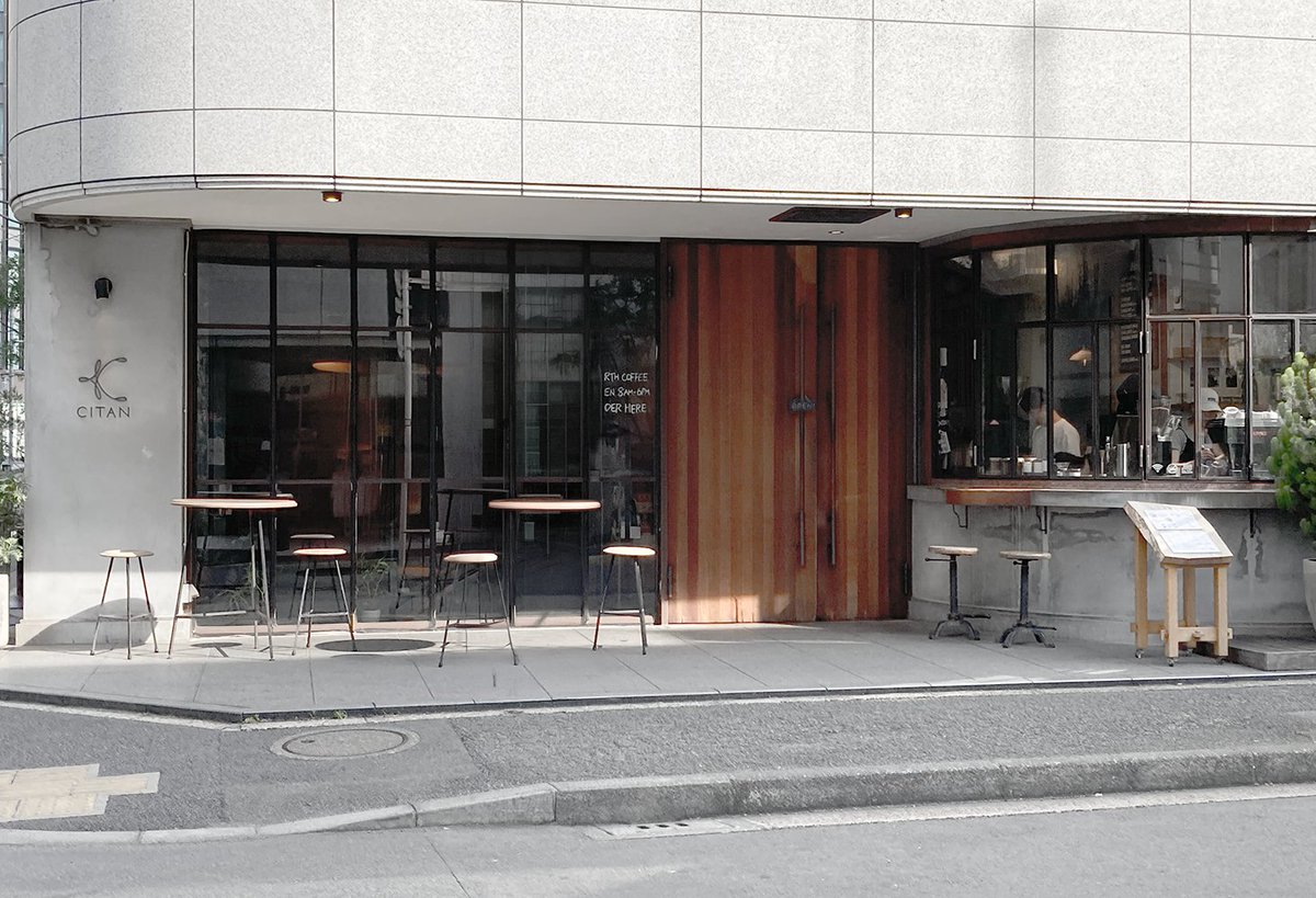 BankruptcyLaw53's tweet photo. 恒例の学友さんたちとの朝カフェ活〜☺️今朝は東日本橋のCITANのラウンジにて『BERTH COFFEE』のカフェラテとバナナ&amp;リコッタチーズのオープンサンドイッチをいただきました🍌🧀🥪😋☕️おいしかったー✨座席数が多くて、ゆったり過ごせて良かったです🎶 https://t.co/y27wQR5n3K
