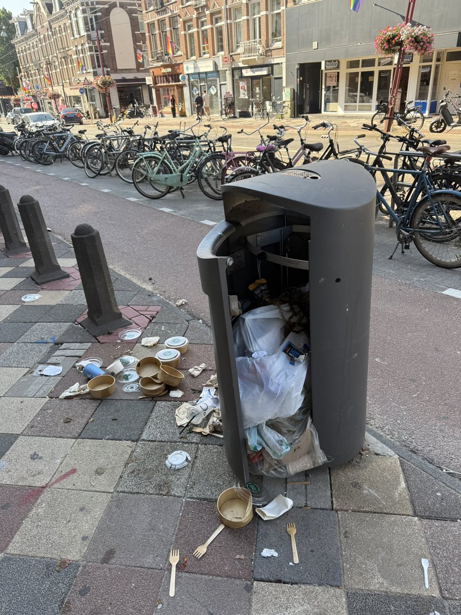 FunLublin's tweet photo. 020 Middenweg, alles binnen 50 m loopafstand van elkaar. En Halsema maar druk met Pride jurkjes poseren… https://t.co/Ugqsv6Ih8F