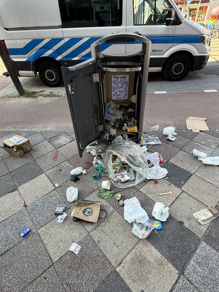 FunLublin's tweet photo. 020 Middenweg, alles binnen 50 m loopafstand van elkaar. En Halsema maar druk met Pride jurkjes poseren… https://t.co/Ugqsv6Ih8F