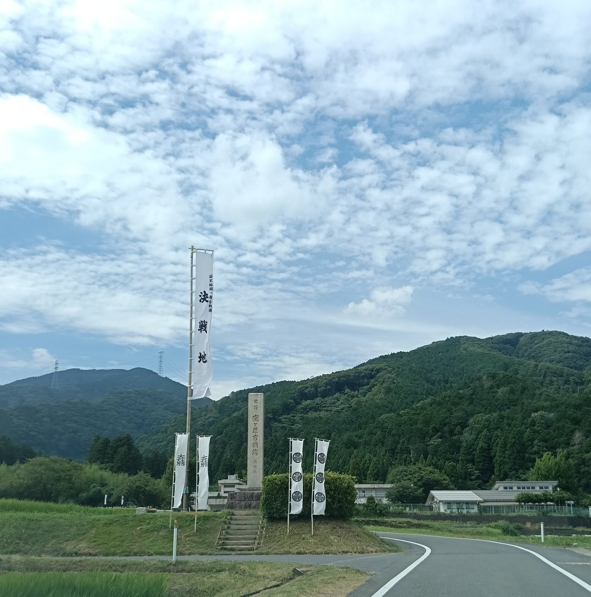 HIRO0560's tweet photo. 今日は長浜城と関ケ原古戦場記念館へ✨️✨️
長浜城では石田三成などの近江衆の活躍を、関ケ原古戦場記念館では合戦図屏風のあれこれを見てきた🤩🤩

特に長浜城にあった伝石田三成の刀と古戦場記念館にあった蔚山城合戦図屏風は滅多にお目にかかれないものなので食い入るように見入ってしまった😆✨ https://t.co/6qhfmRzzfy