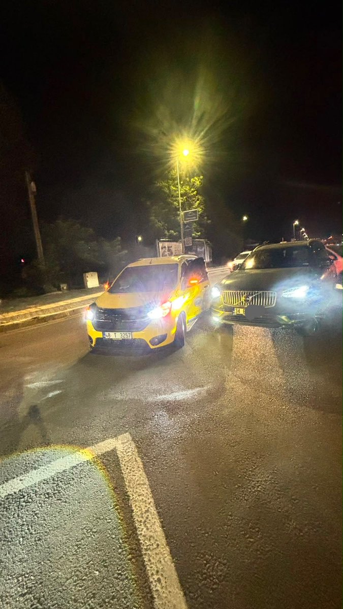drozcanyucel's tweet photo. Dün Fethiye’de Fethiyelilere yakışmayacak şekilde taksiciler tarafından zorbalandık. 

Bir araçta 2 kadın 3 çocuk varken Çalış 3M Migros önündeki kavşakta aşağıdaki taksi ile maddi hasarlı ufak bir kaza oldu. Taksici fotoğrafta görüldüğü gibi aracın önüne kırmış ve aracında ezilme olmuş. “Polis falan çağırmayalım 20-30 bin ver biz bunu sanayide hallederiz” diye kadınlara baskı kurmuşlar. Sesler yüksek ve terbiye sınırını aşmaya başlamışlar. 
Bu arada organize olmuşlar olay yerine her 10 saniyede bir taksici yığılmaya başladı. Hır gürden araçtaki çocuklar korkup ağlamaya başladı. Maksatları kalabalık oluşturarak üstünlük sağlamak. Hatta eski bir millet vekilini bile çağırmışlar. Bu sayede yabancısı olduğu bu şehirde kadınları çocukları ile birlikte korkutmak. Ben telefonla bilgilendirildim. Olay yerine geldiğimde maşallah taksiciler her yeri doldurmuştu. Kalabalık arttıkça biz de 2 kez “acil kodlu 112’yi” aramak zorunda kaldık. 
Gelen her taksici “Biz buralıyız, buranın esnafıyız” gibi laflarla ne kadar nüfuslu olduklarını göstermeye çalıştılar. Aralarından bir tanesi de çıkıp “Biz burda ne yapıyoruz yahu?” demiyor. 

Fethiye esnafına sesleniyorum; esnaf demek bir anlamda ‘ev sahibi’ demektir. Bizlerse misafir. 
Fethiye’de ev sahipleri kadınlardan ve çocuklardan oluşan küçük bir grubu gece karanlığında korkutarak mı misafirperverliğinizi gösterirsiniz?  

Sonra millet niye Yunan’a gidiyor?

Ayıptır yahu.. 

Sayın @EmniyetMugla, olay yerine kısa sürede intikal eden ekiplerinize teşekkür ederim. Ancak benzer olayların tekrar yaşanmaması için organize şekilde baskı oluşturan kişi ve gruplarla ilgili gerekli incelemenin de yapılmasını temenni ediyorum.