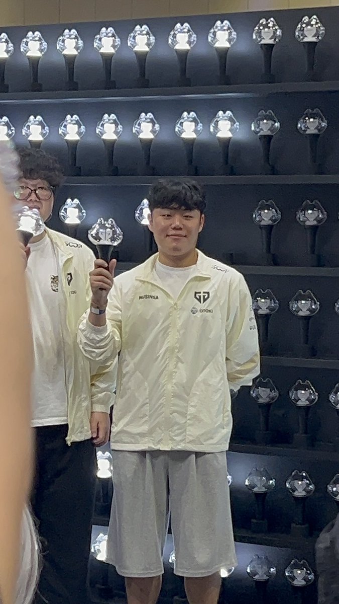 Mu0xzin's tweet photo. #Ash 포토타임 🐯📸💛 https://t.co/0t1W2hM03u