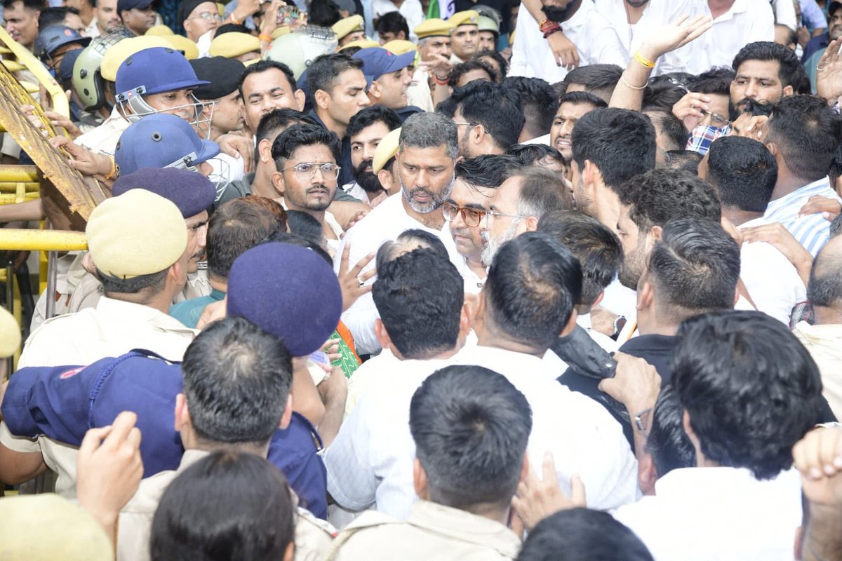 AshokChandnaINC's tweet photo. दिल्ली में आंदोलनकारी छात्रों पर हुए लाठीचार्ज, पेलेट गन, हिंसक कार्रवाई और एके-47 के विरोध में आज कोटा में "छात्रों की गूंज" कार्यक्रम में केंद्रीय गृह मंत्री अमित शाह के इस्तीफे की मांग की।

दमन, तानाशाही, लाठियों और गोलियों के बल पर देश के युवाओं की आवाज़ को दबाया नहीं जा सकता।

अमित शाह इस्तीफा दो

@kharge @RahulGandhi @kcvenugopalmp @priyankagandhi @Sukhjinder_INC @INCIndia @nsui  @INCRajasthan @ashokgehlot51 @SachinPilot @JitendraSAlwar
@jigneshmevani80 @GovindDotasra @TikaRamJullyINC @Barmer_Harish @PunamPaswanINC