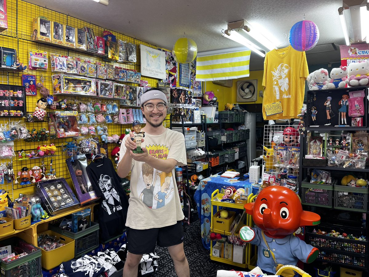37sanjiro10's tweet photo. 7年前に梅湯でライブやPV撮影してくださった花柄ランタンの村上くんが営んでいる「おもちゃの村上」へ。ゆとり世代に突き刺さるおもちゃや人形がたくさん。最高ショップすぎる。

https://t.co/pG7FrngjQp https://t.co/PBQsxfSTbJ