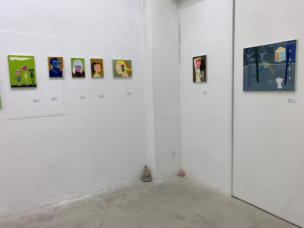 on_off_shape's tweet photo. 平面展示の隅っこや立体コーナーの佇まいが、絵と相まって一層味わい深い。 https://t.co/1NjHV0Eiog