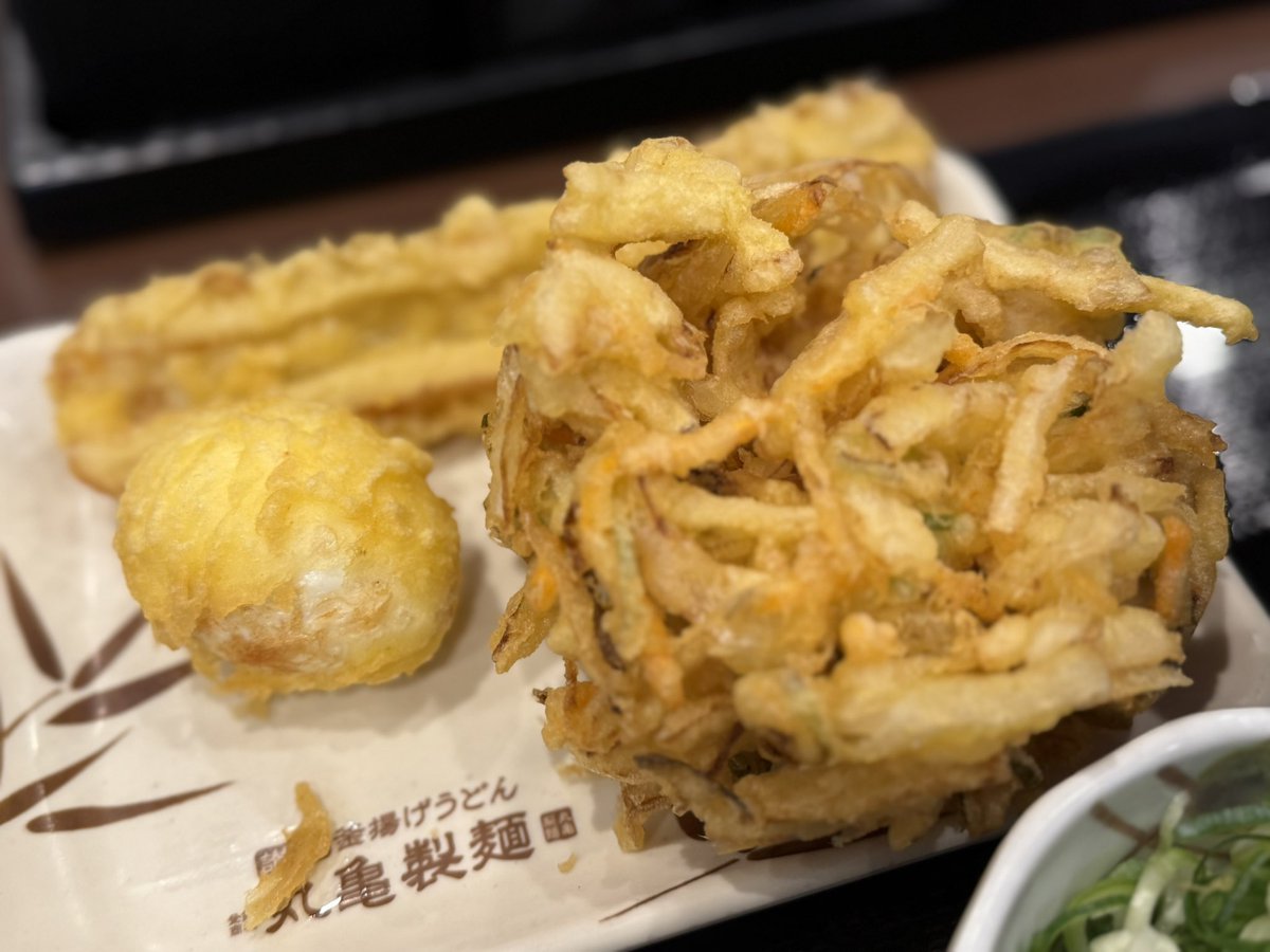 osaka2shin's tweet photo. 丸亀製麺の「旨塩うどん」、個人的にはかなり好きでした。

最近食べた期間限定メニューの中でも上位かもしれません。

あっさりしながら出汁の美味しさ、塩の美味しさが効いていてリピート不可避😳

あっさり系が好きな人ならハマると思うし、天ぷらとの相性も抜群。

みなさんが丸亀製麺に行ったら絶対頼む天ぷらって何ですか？

私は毎回、
 🥚半熟玉子天 🥕野菜かき揚げ 🎋磯部焼き

この3つはかなりの確率で取ってしまいます😂

#グルメ
#丸亀製麺
#旨塩うどん
#期間限定