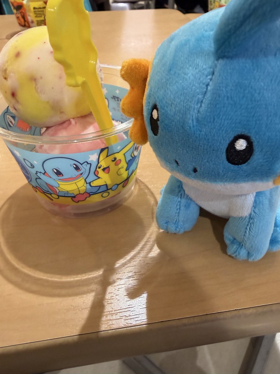 kumako228's tweet photo. 今日のポケ活。
サーティワンでコラボメニューをいただいてきました！
ゴロウちゃんも看板にいたよ。
ピカチュウのボルテッカー、パチパチキャンディがはじけて美味しかったです😋
ステッカーは、私と息子達3人分ではゴロウちゃんには会えませんでした😭 https://t.co/xELXNcPubg