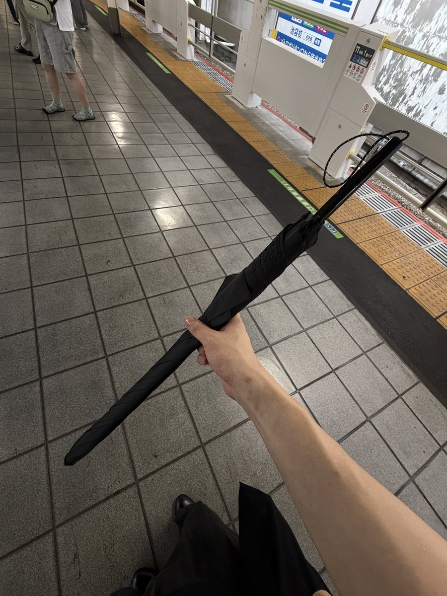 inaba_code10_'s tweet photo. 戦争と雨が嫌いです。
傘も進化しないから嫌いだったんですが、今日モンベルのカーボン製軽量長傘を手に持った瞬間全てを理解し、9900円でしたが即買いしてしまった。 https://t.co/E3rS1ClQZc